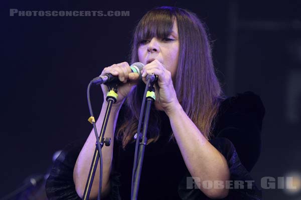 CAT POWER - 2019-07-07 - HEROUVILLE SAINT CLAIR - Chateau de Beauregard - Scene John - 